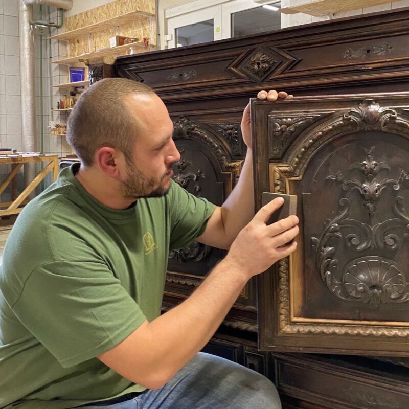 Реставрация мебели из массива и шпона