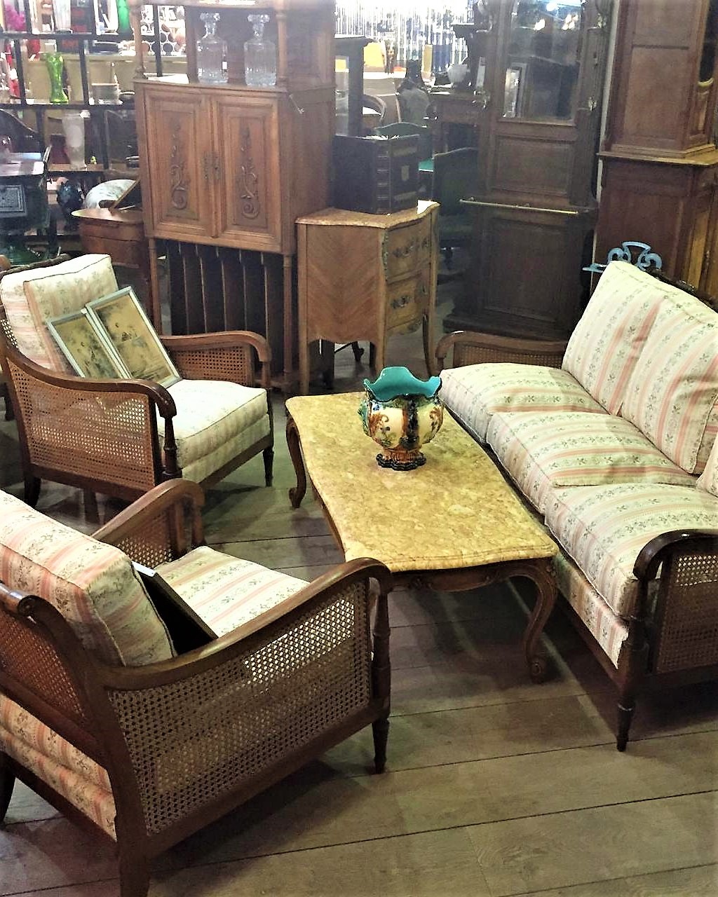 Антикварная мягкая мебель