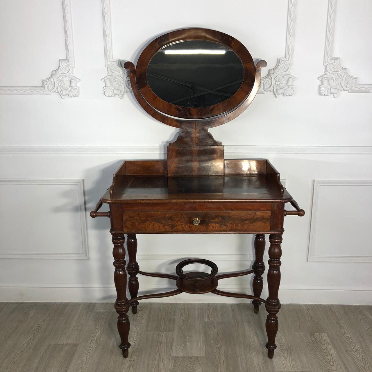 Антикварные трюмо и туалетные столики