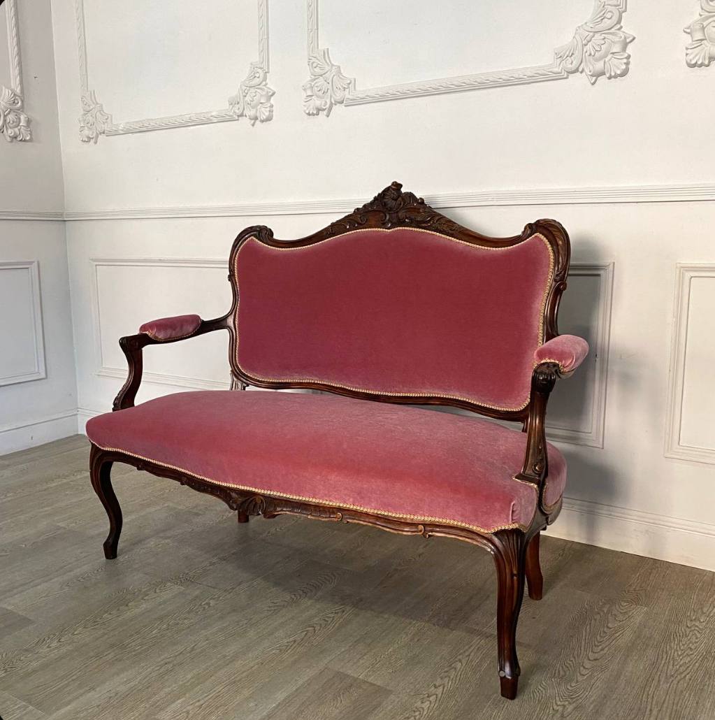 Антикварная мягкая мебель