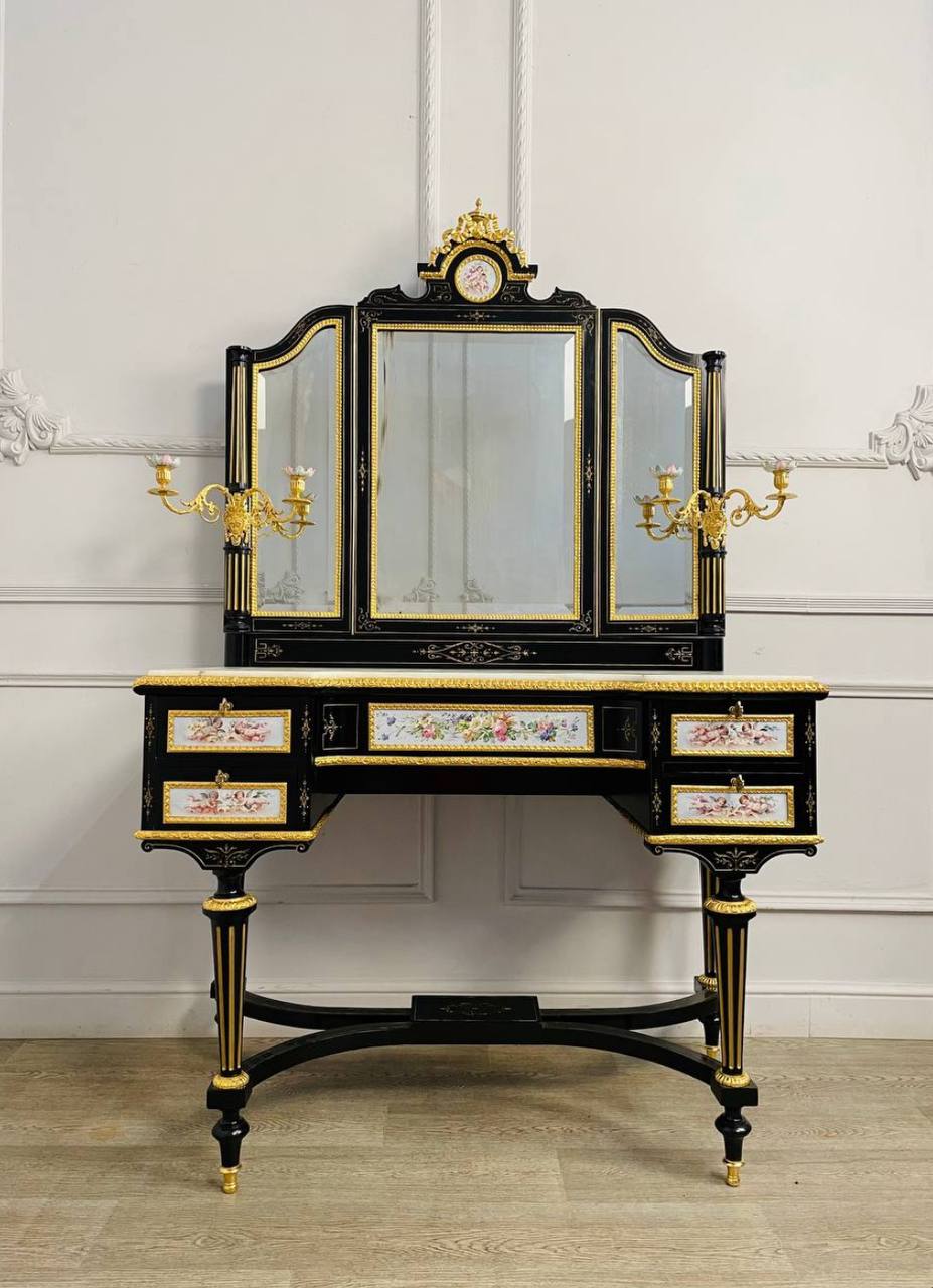 Антикварные трюмо и туалетные столики