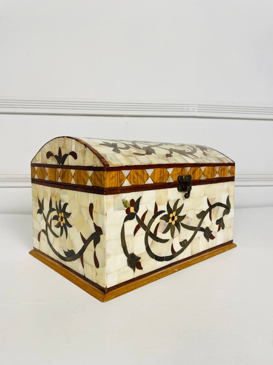 Антикварная шкатулка из перламутра