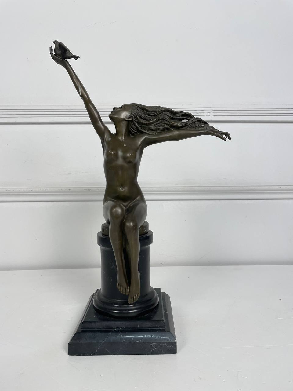 Антикварная скульптура «Свобода».