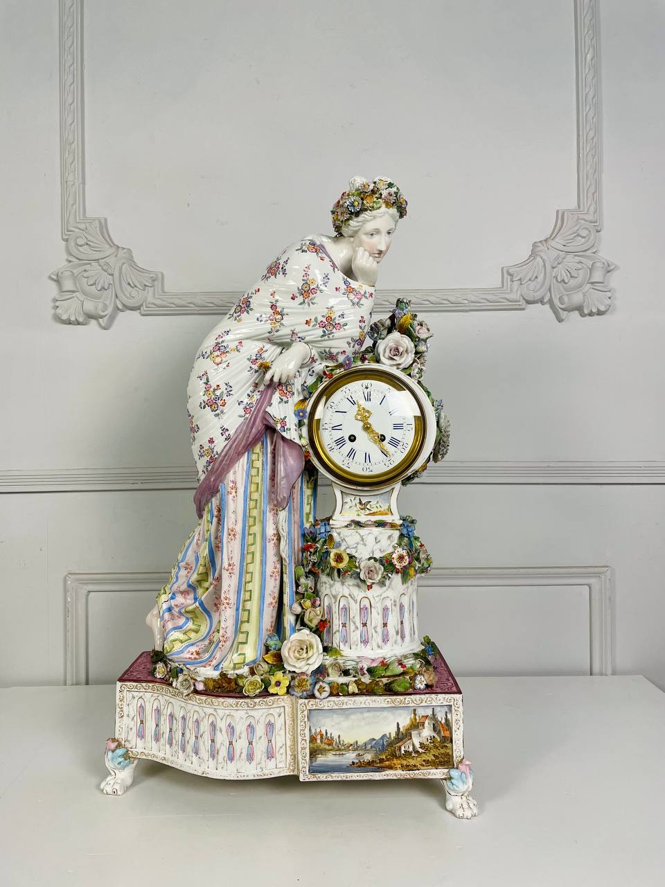 Антикварные часы «Времена года»