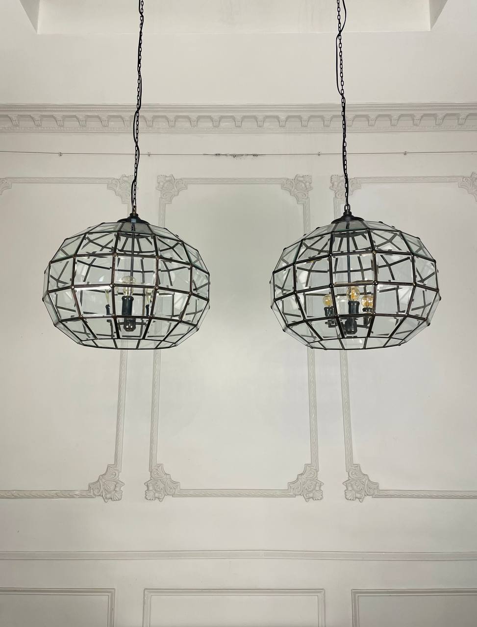 Пара больших фонарей