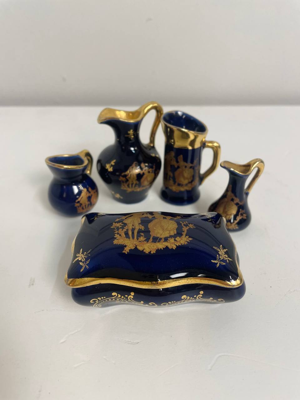 Набор фарфора в миниатюре.