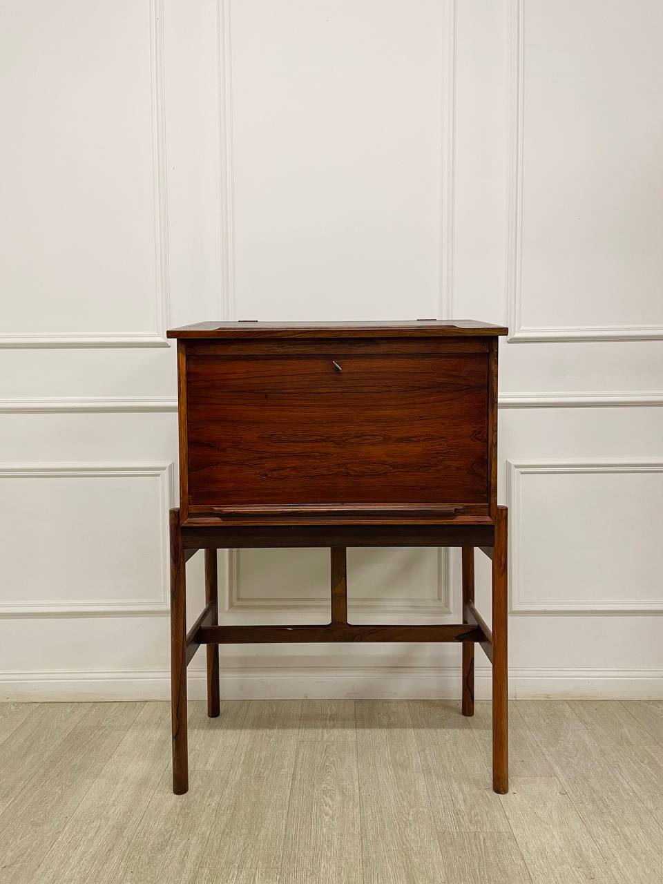 Антикварное дизайнерское бюро H.R. Hansen