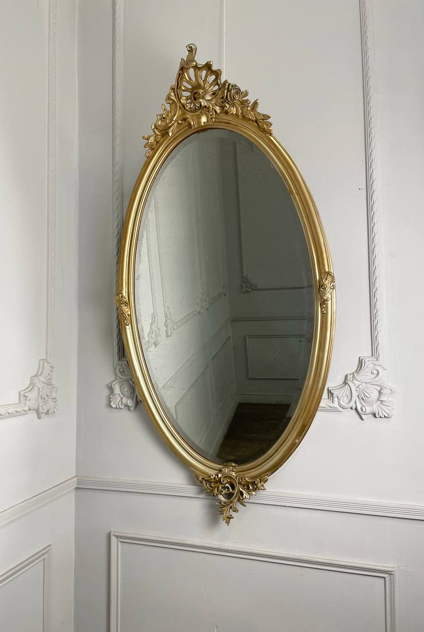 Антикварное овальное зеркало.