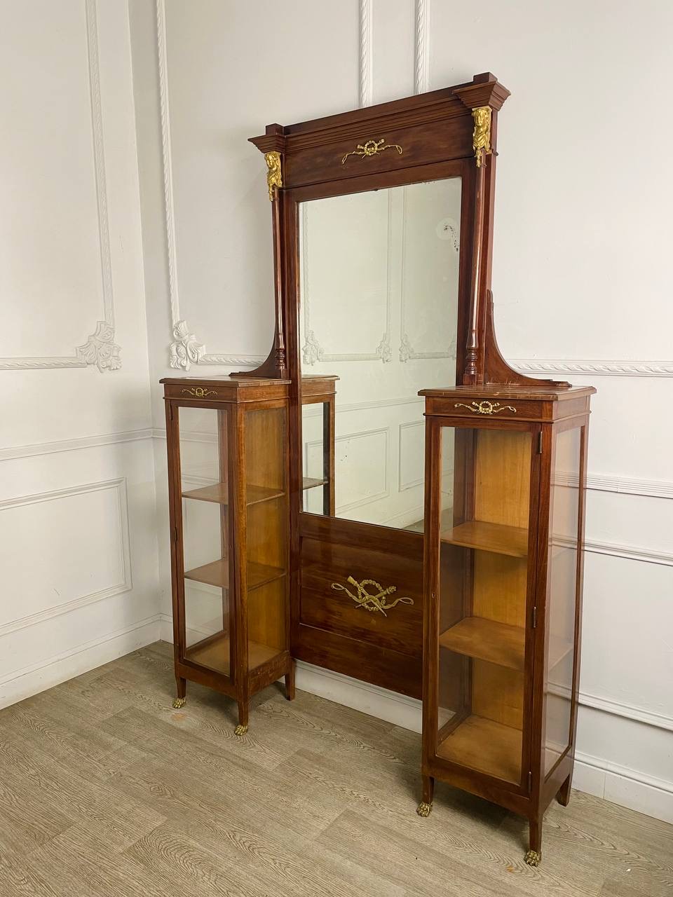 Антикварное зеркало с витринами Ампир