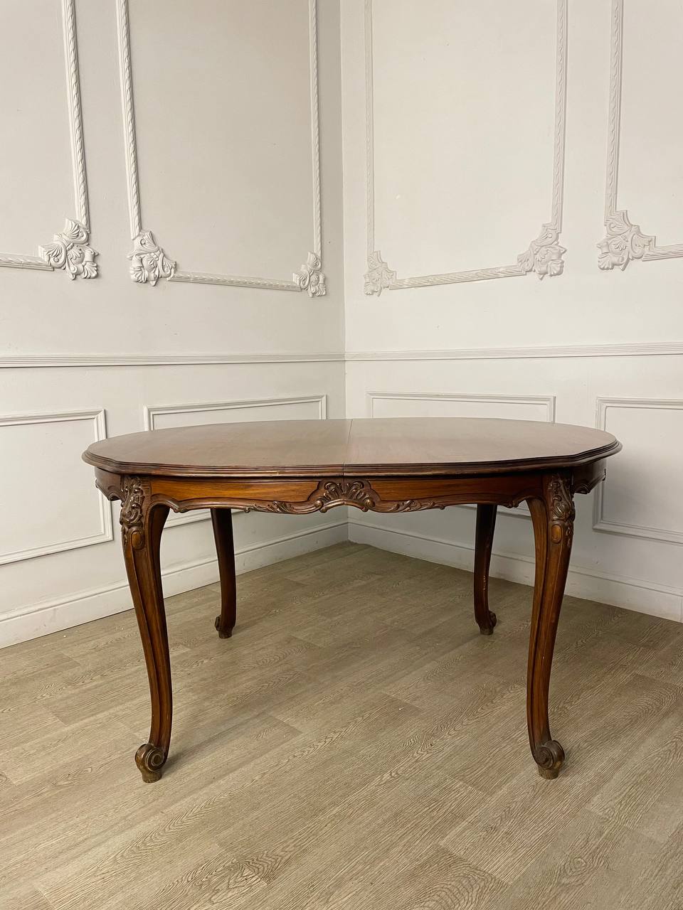 Антикварный овальный обеденный стол в стиле Луи XV