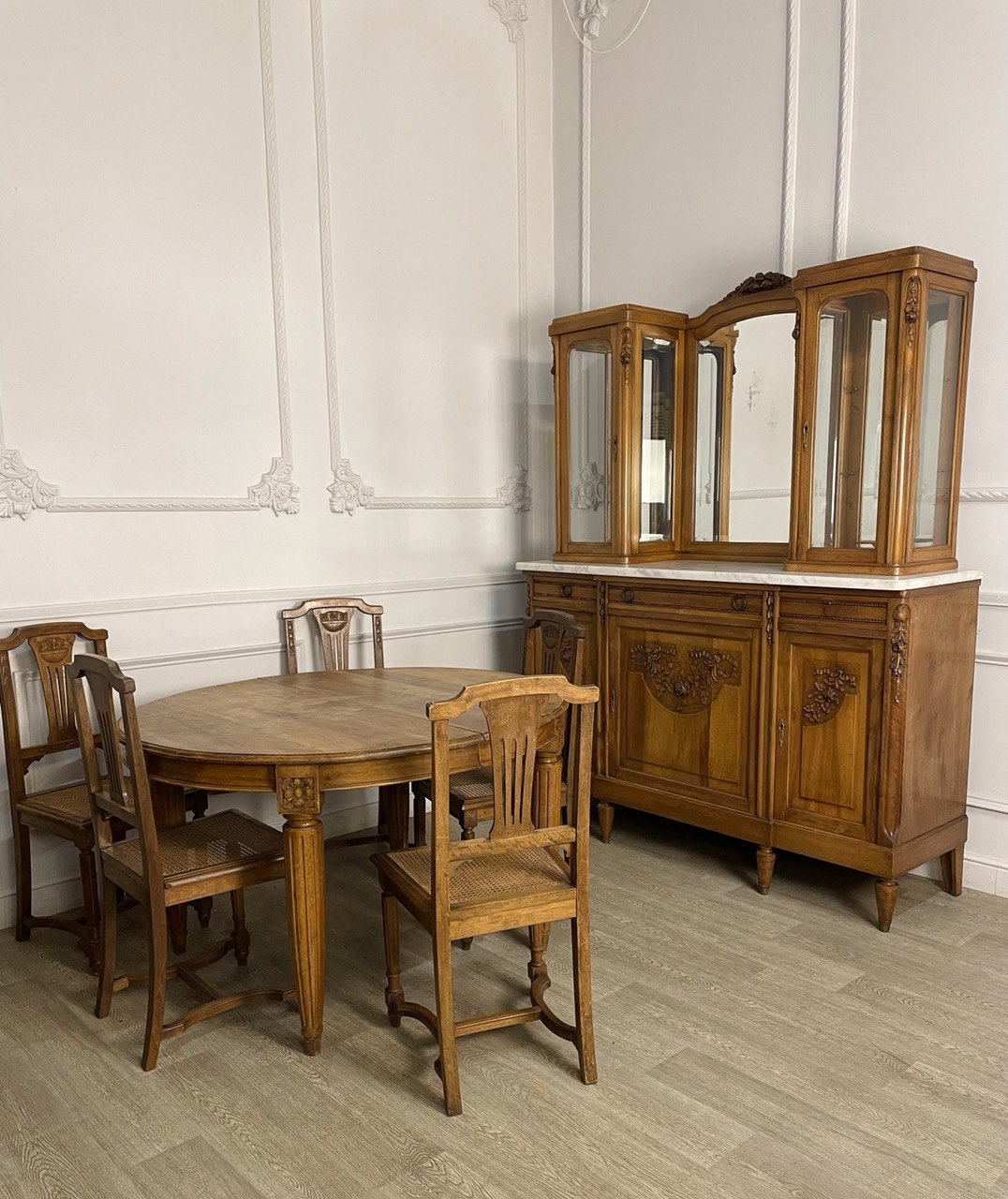 Антикварный столовый гарнитур Модерн