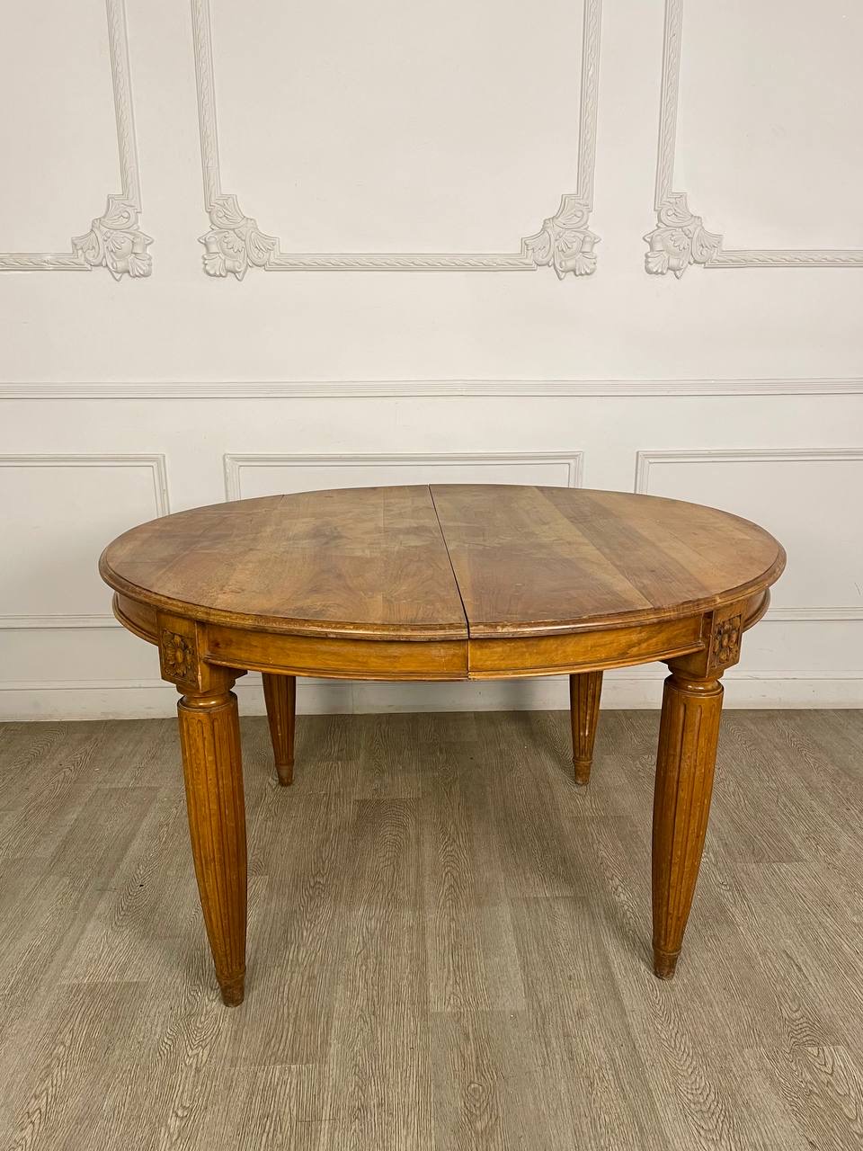 Антикварный обеденный стол