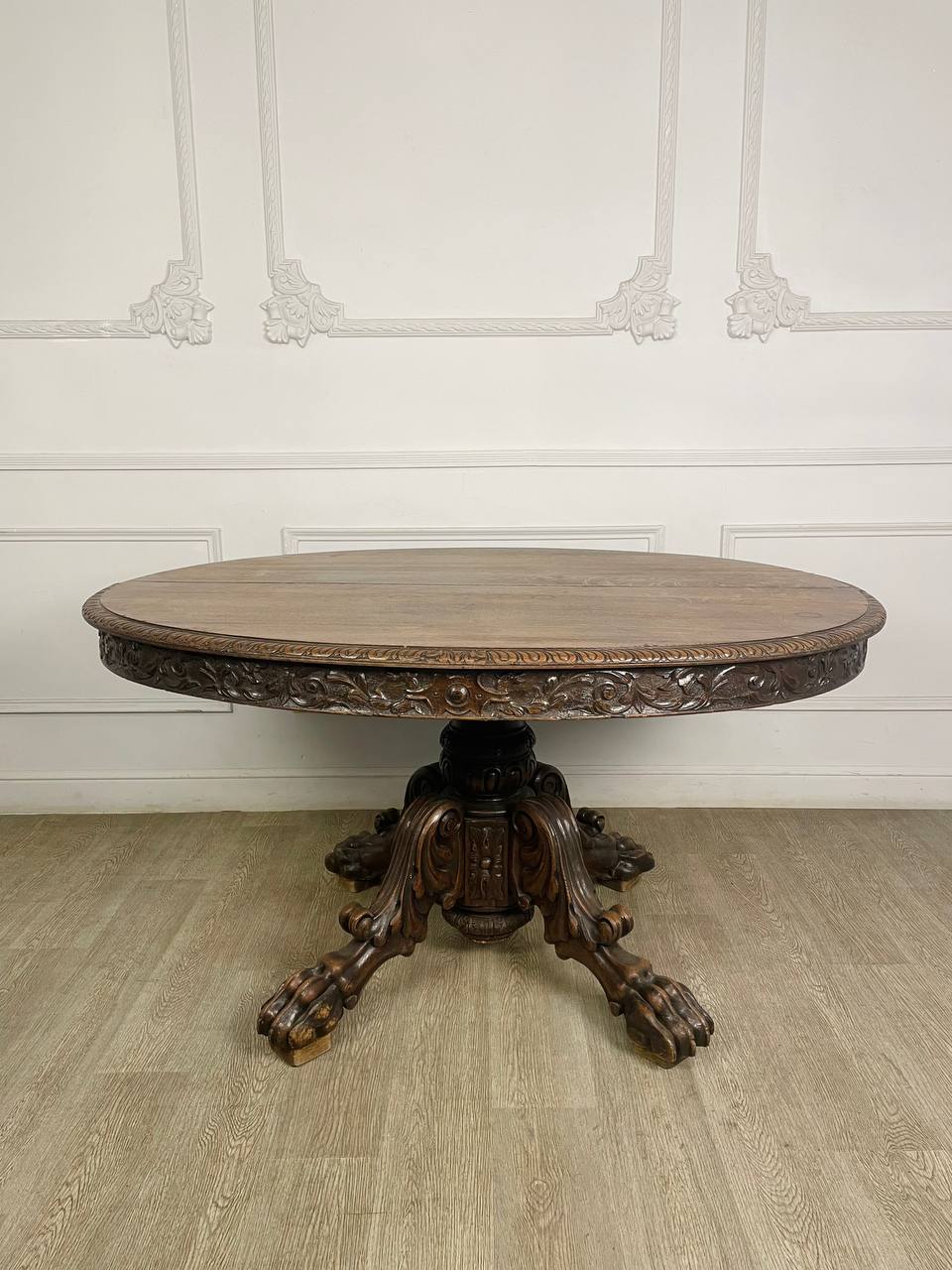Антикварный обеденный стол «На львиных лапах»