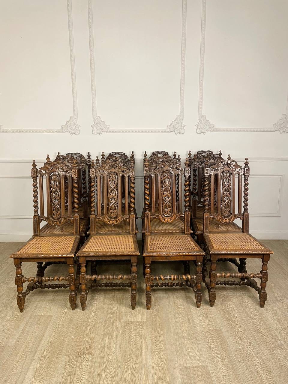 Антикварные стулья «Виноградная лоза»
