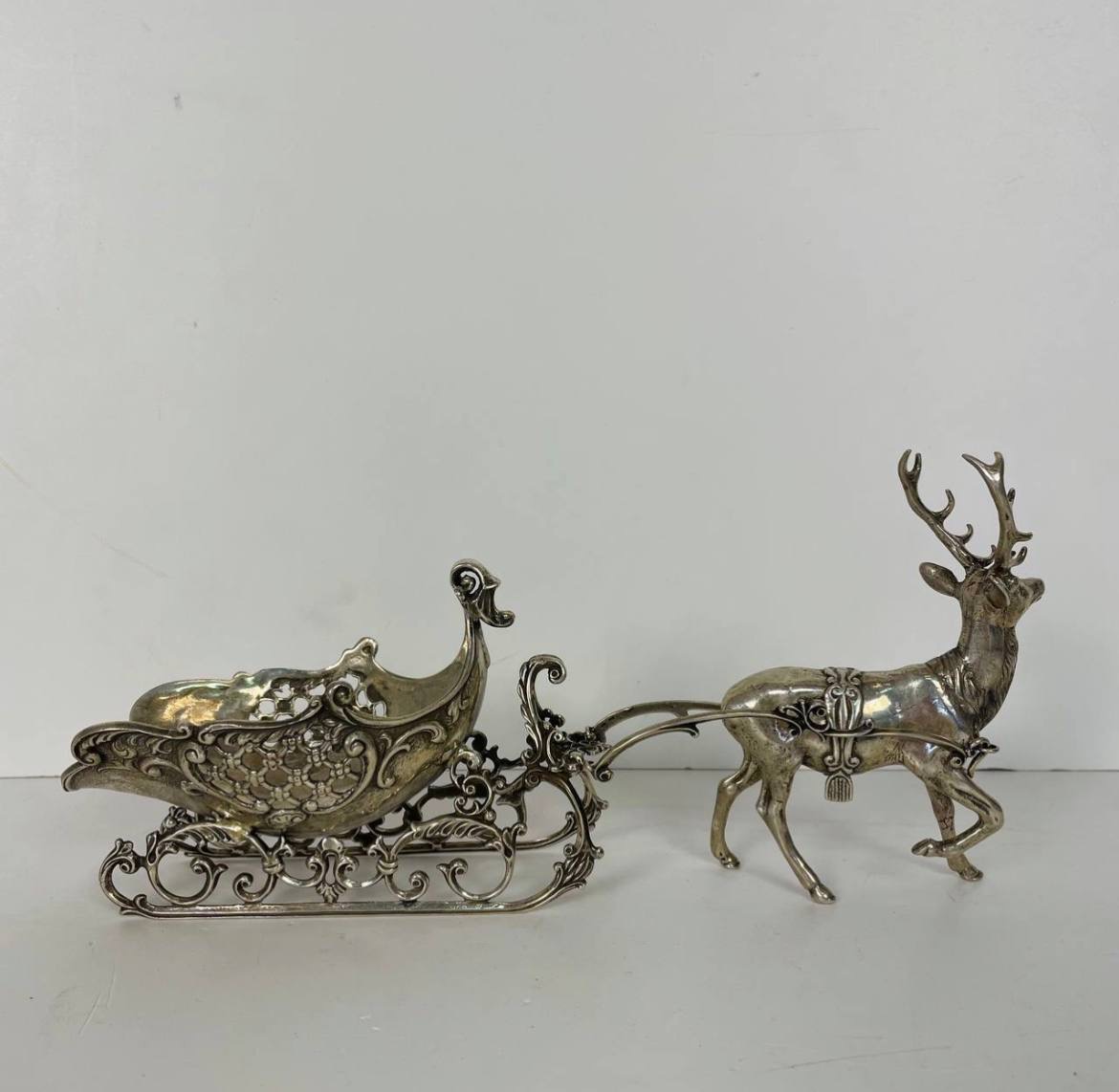 Серебряная декоративная скульптура "Рождественский олень с санями"