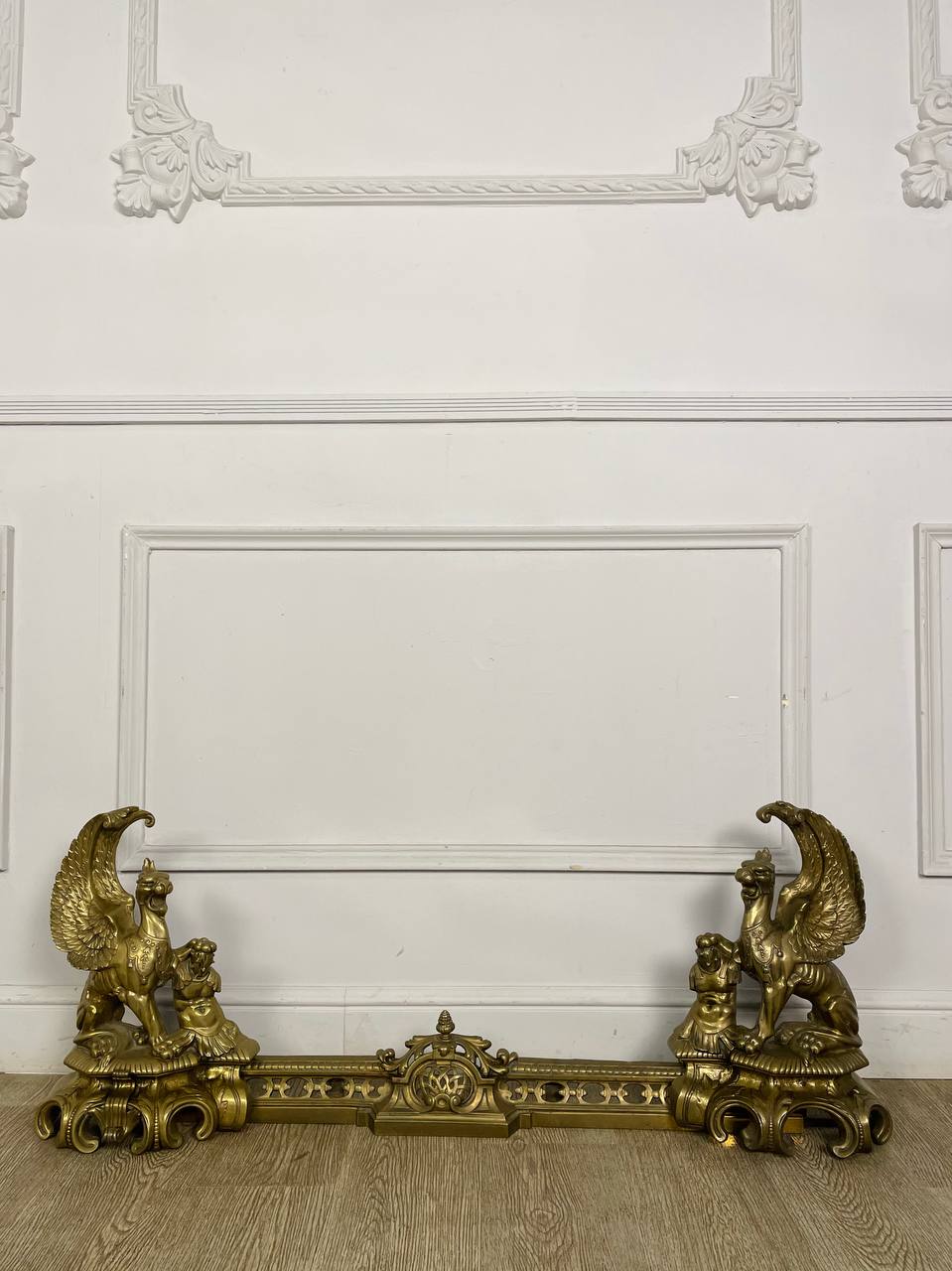 Антикварный каминный барьер «Грифоны»