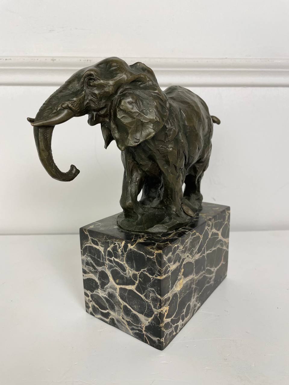Антикварная скульптура «Слон»