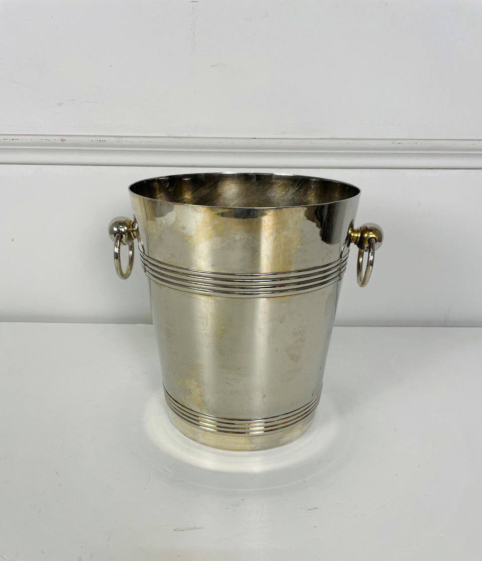 Антикварное ведерко для шампанского.