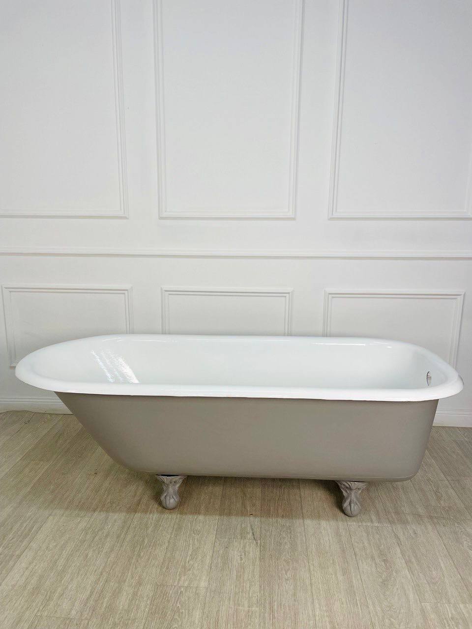 Чугунная ванна «на лапах» Думиничского завода.