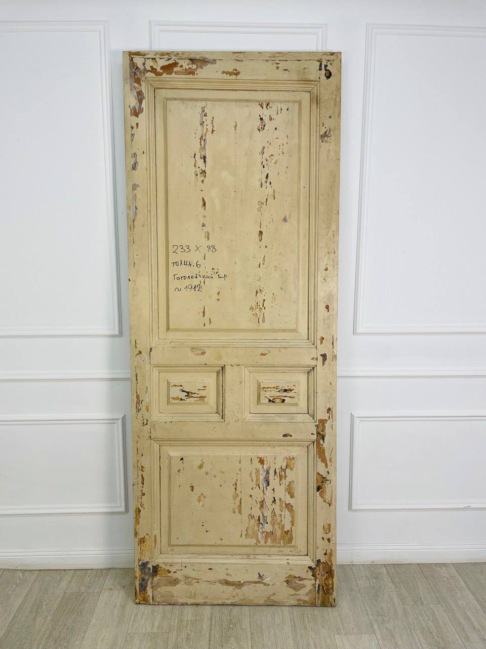 Антикварная дверь.