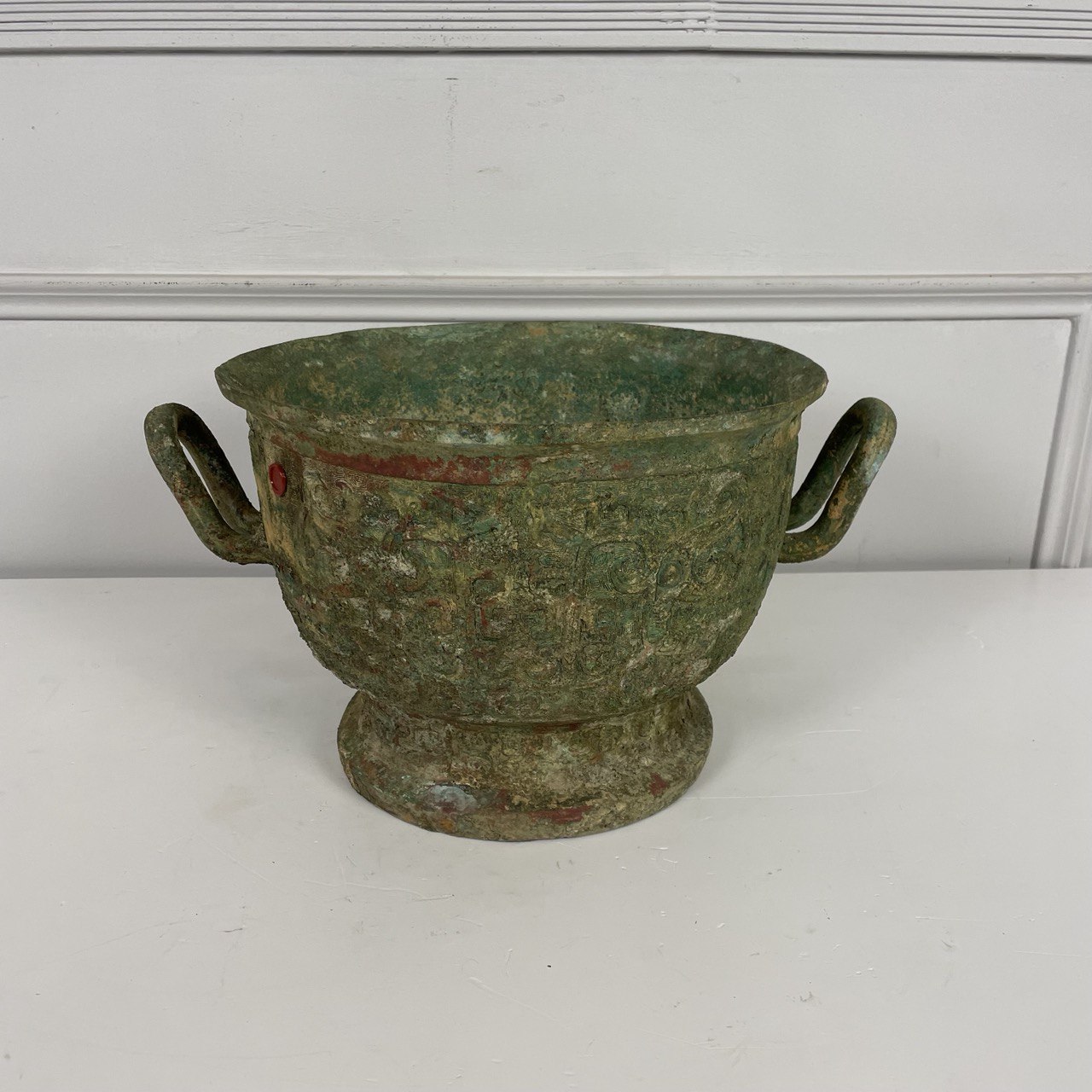 Бронзовый сосуд