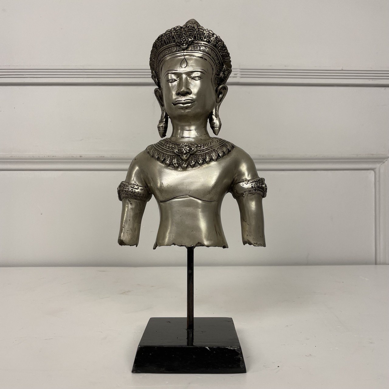 Металлическая скульптура Будды