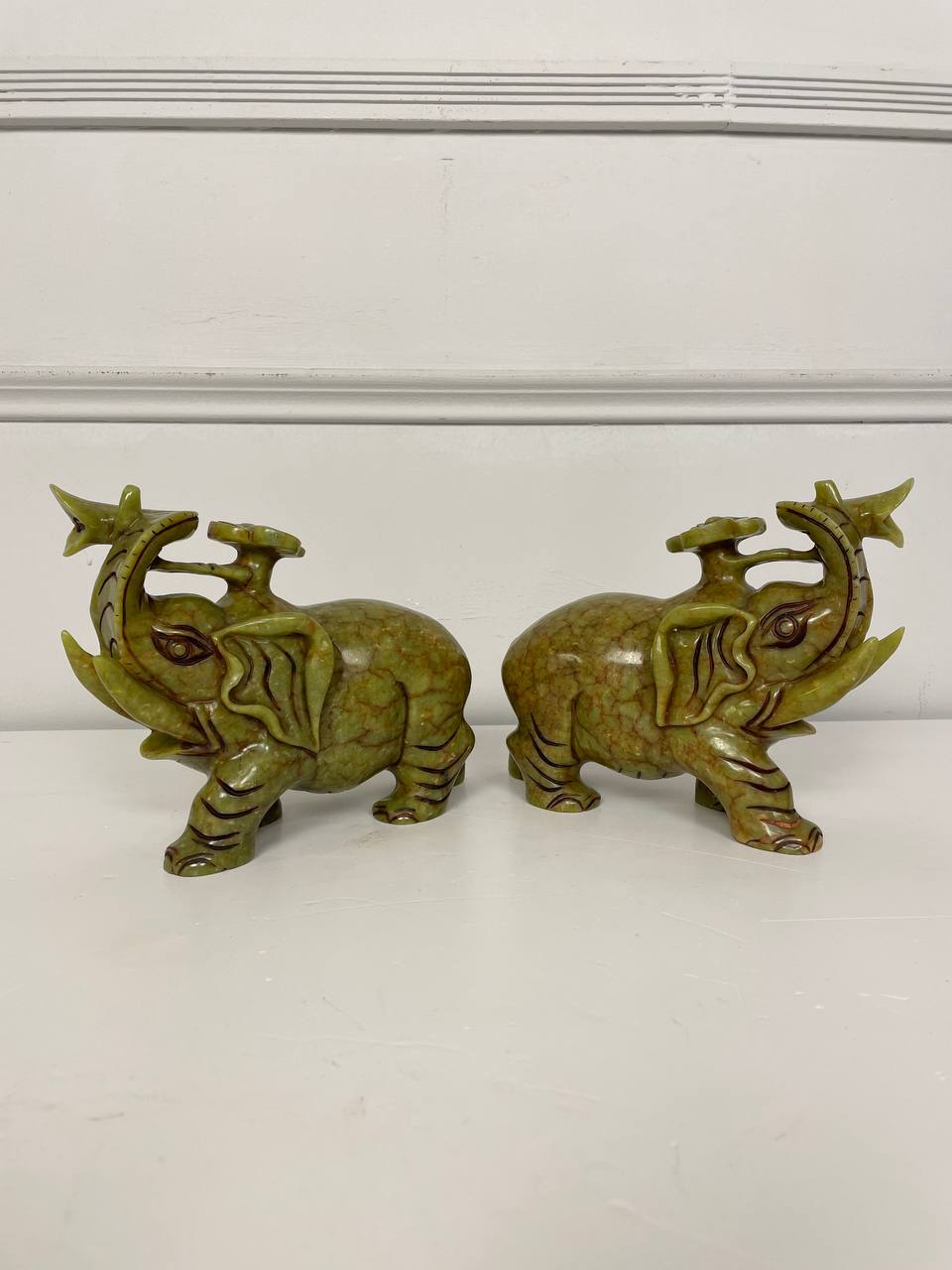 Пара скульптур слонов из полудрагоценного камня