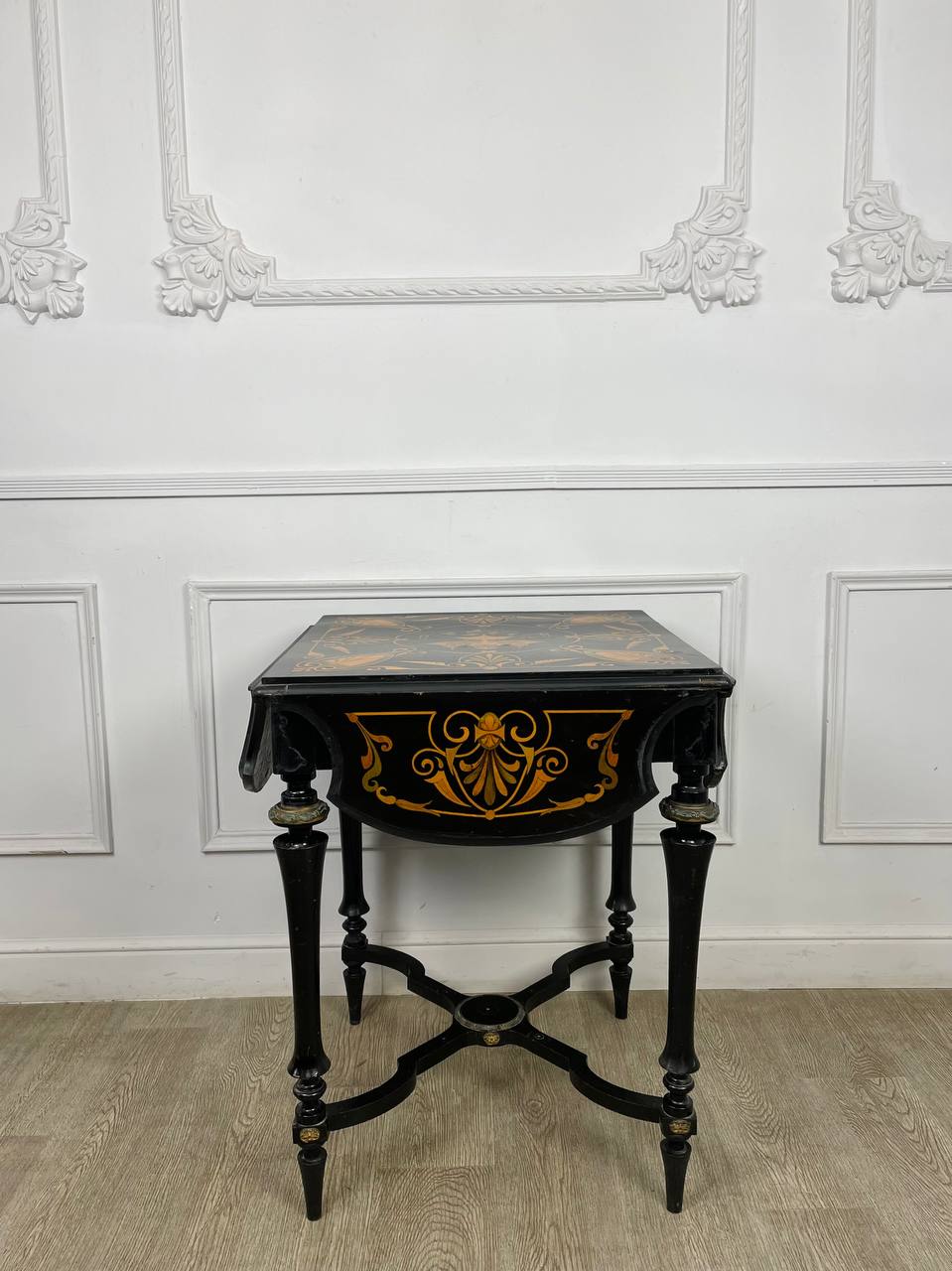 Антикварный чайный столик