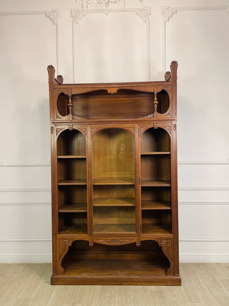 Книжный шкаф в стиле Ар-Нуво