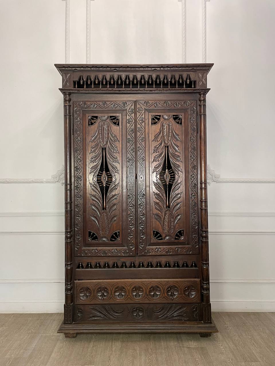 Антикварный шкаф в бретонском стиле