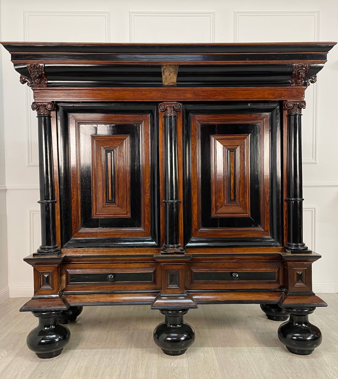 Антикварный Шкаф