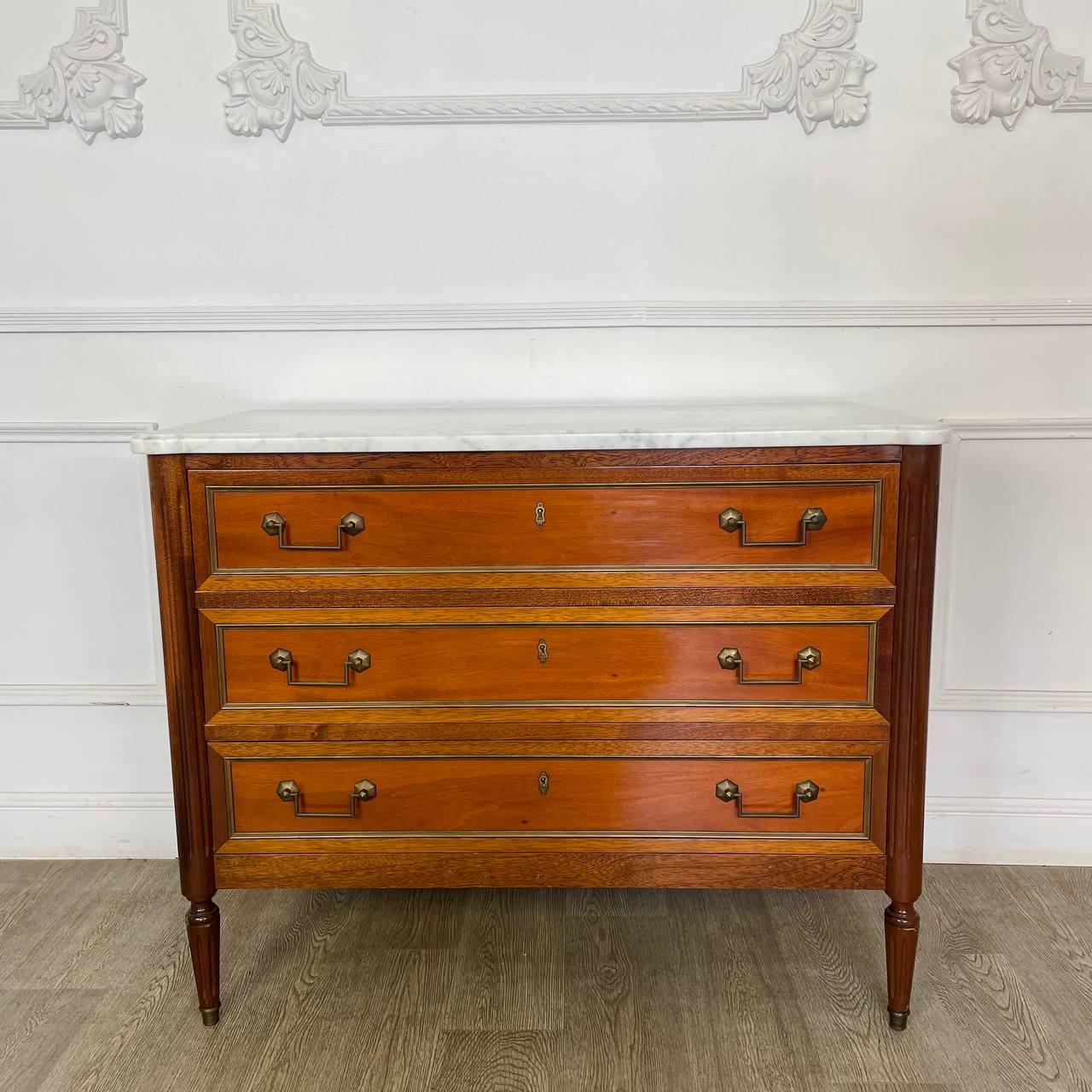 Антикварный комод в стиле неоклассицизм