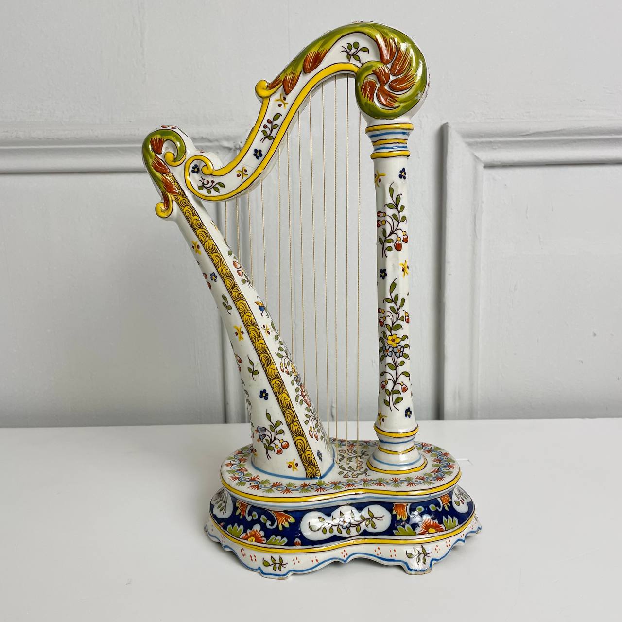 Антикварная декоративная арфа