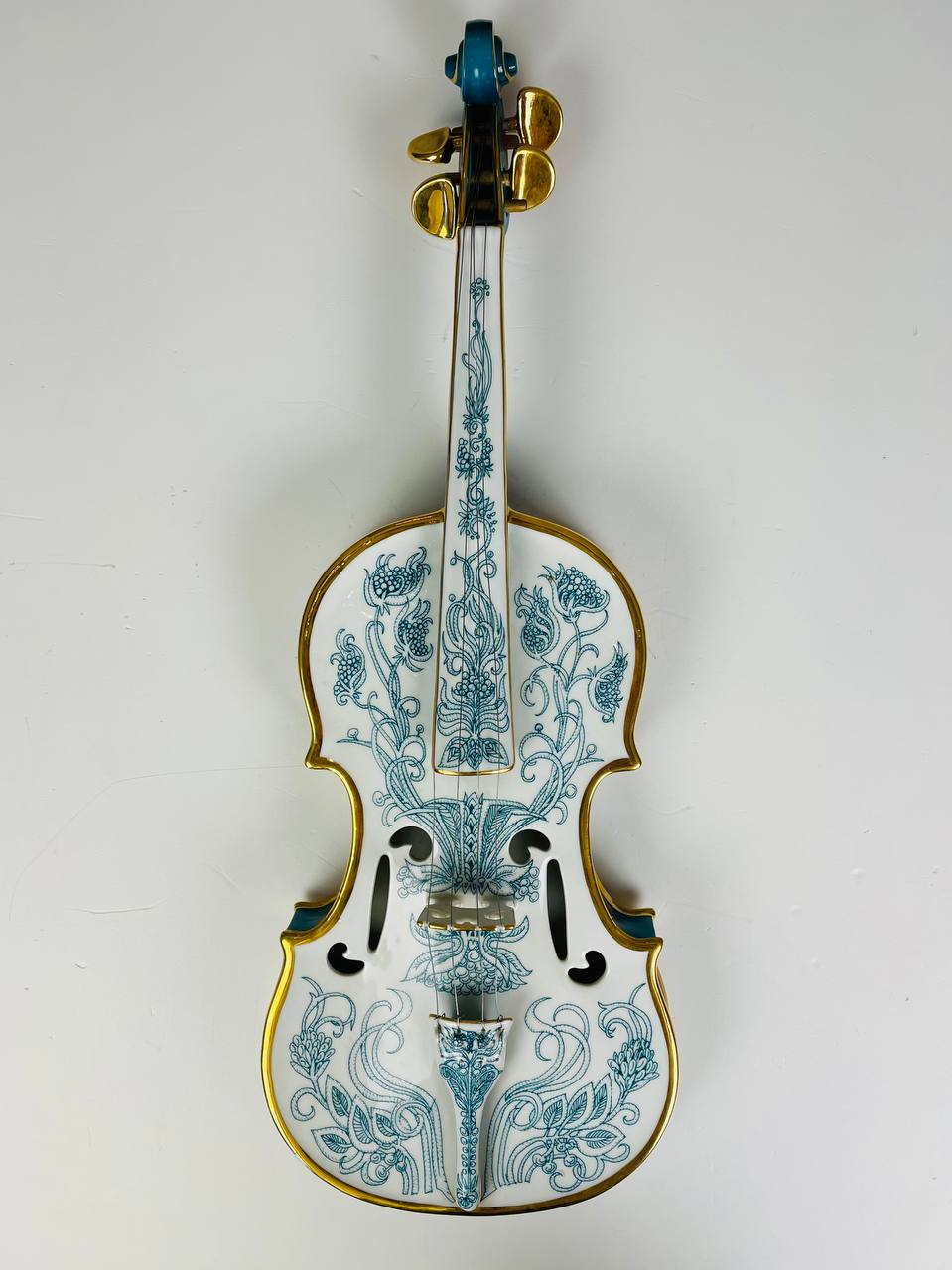 Фарфоровая декоративная скрипка