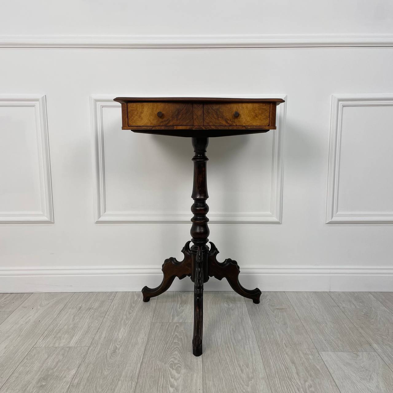 Старинный столик для рукоделия