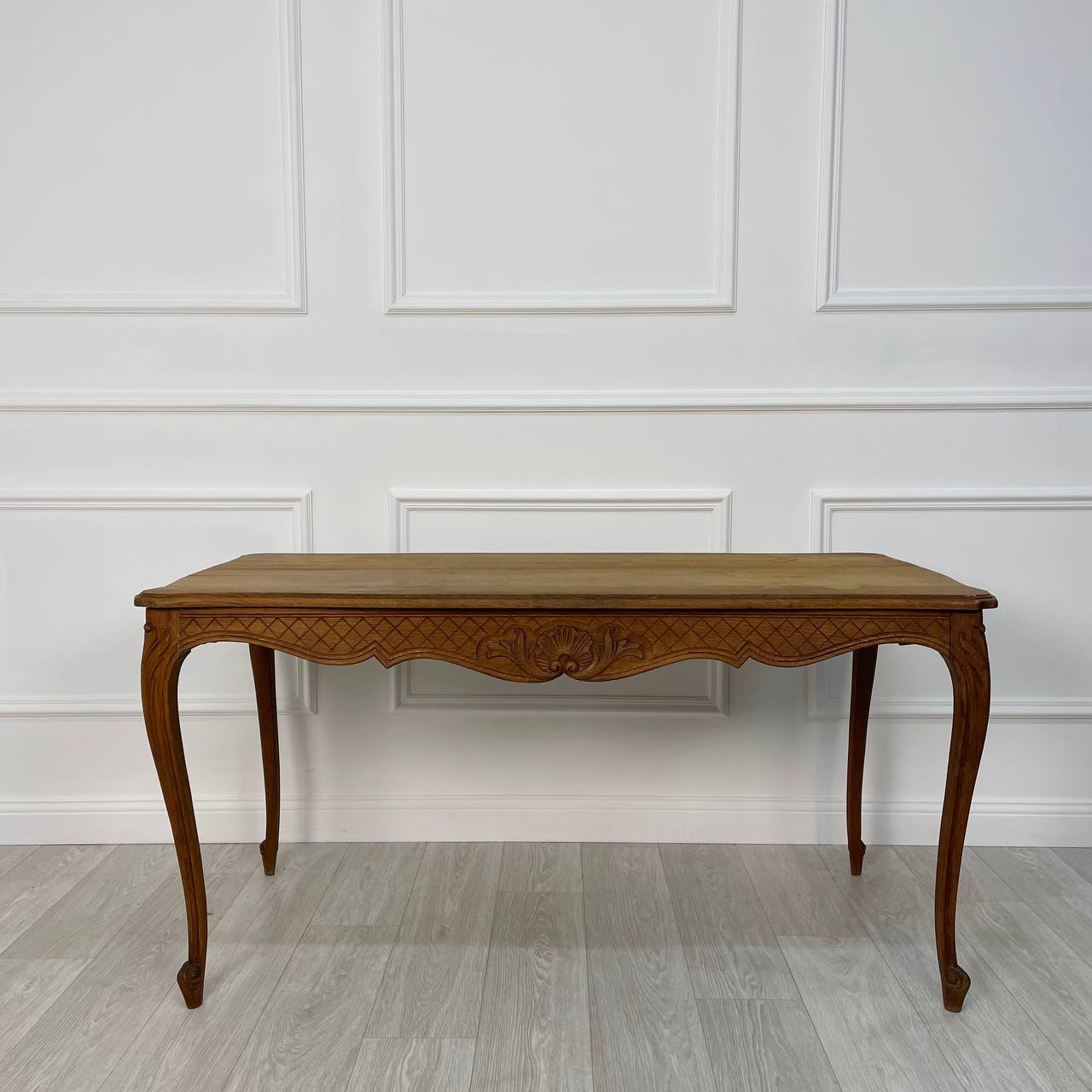 Обеденный стол в стиле Louis XV