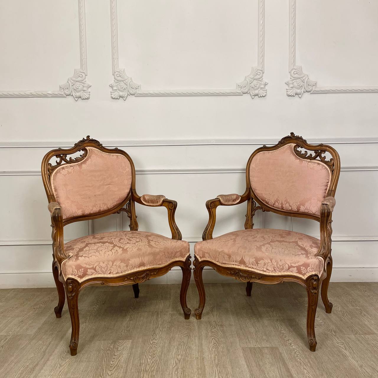 Пара антикварных кресел в стиле Louis XV