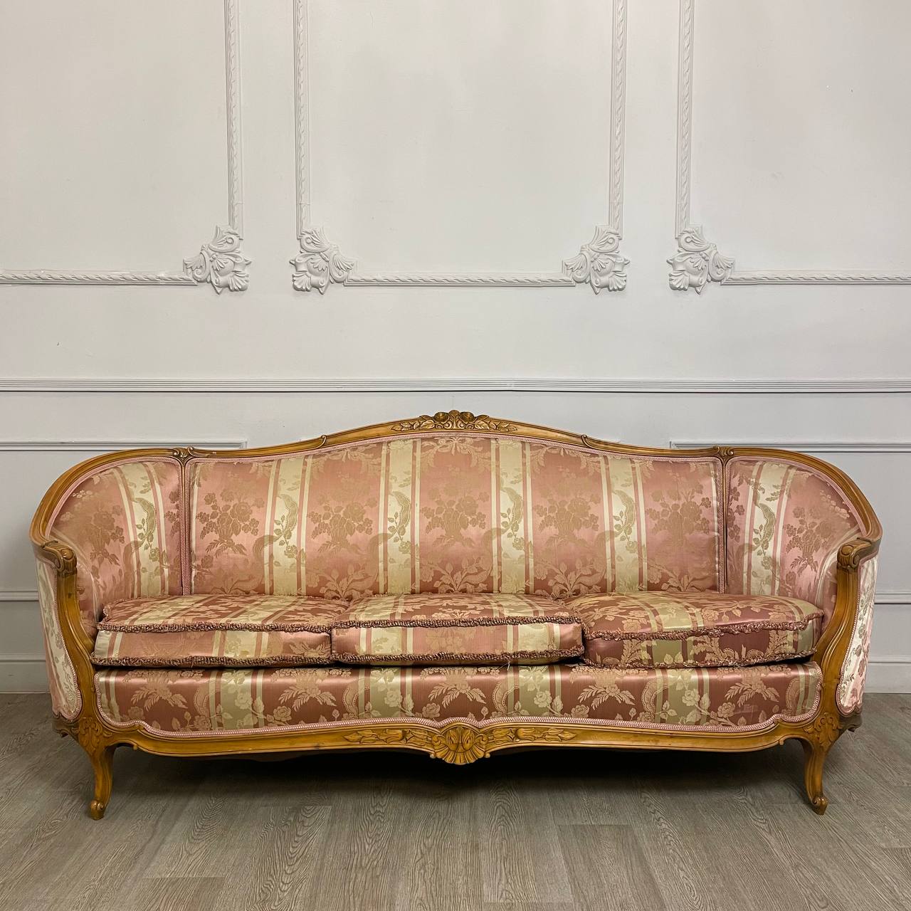 Диван в стиле Louis XV