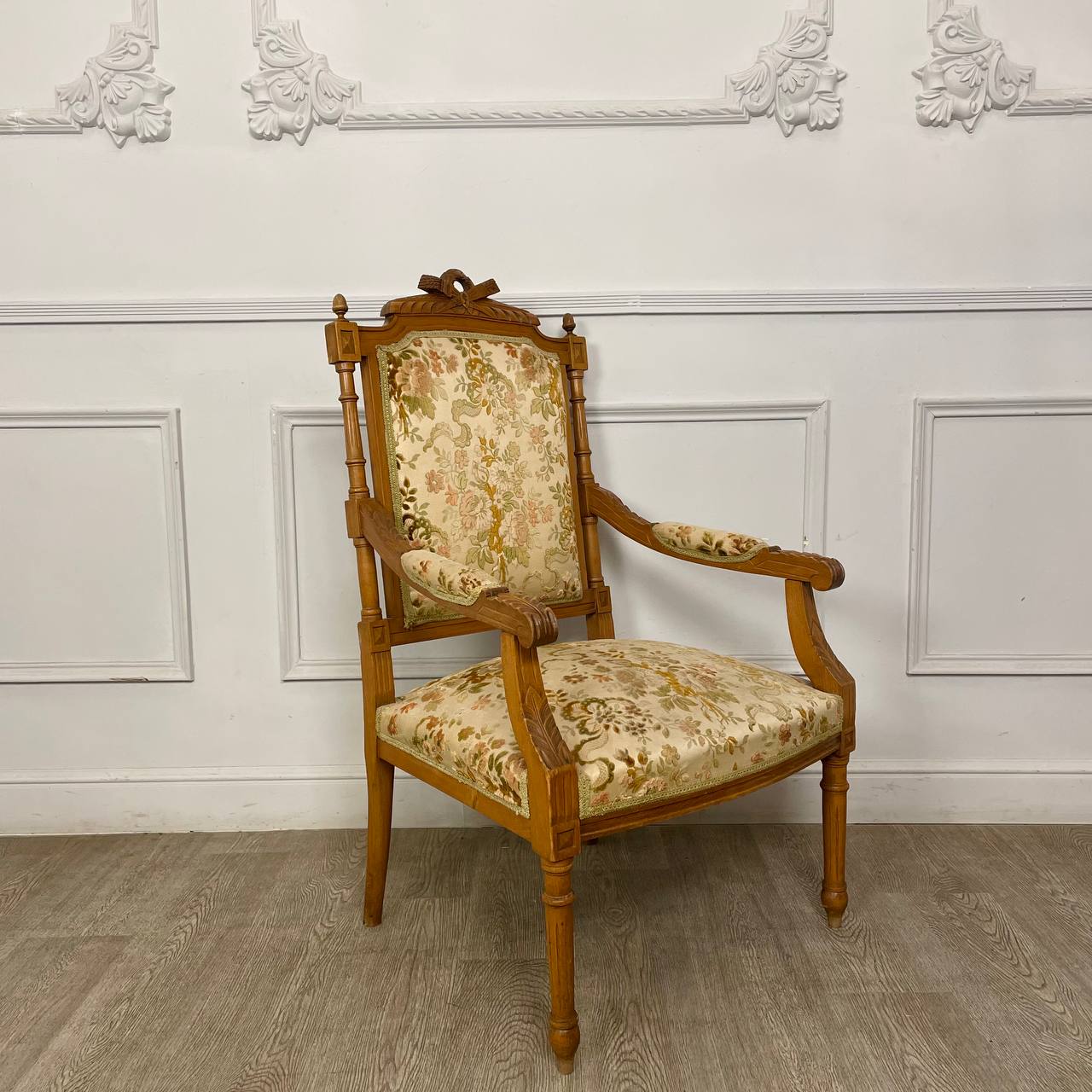 Старинное кресло в стиле Людовика XVI