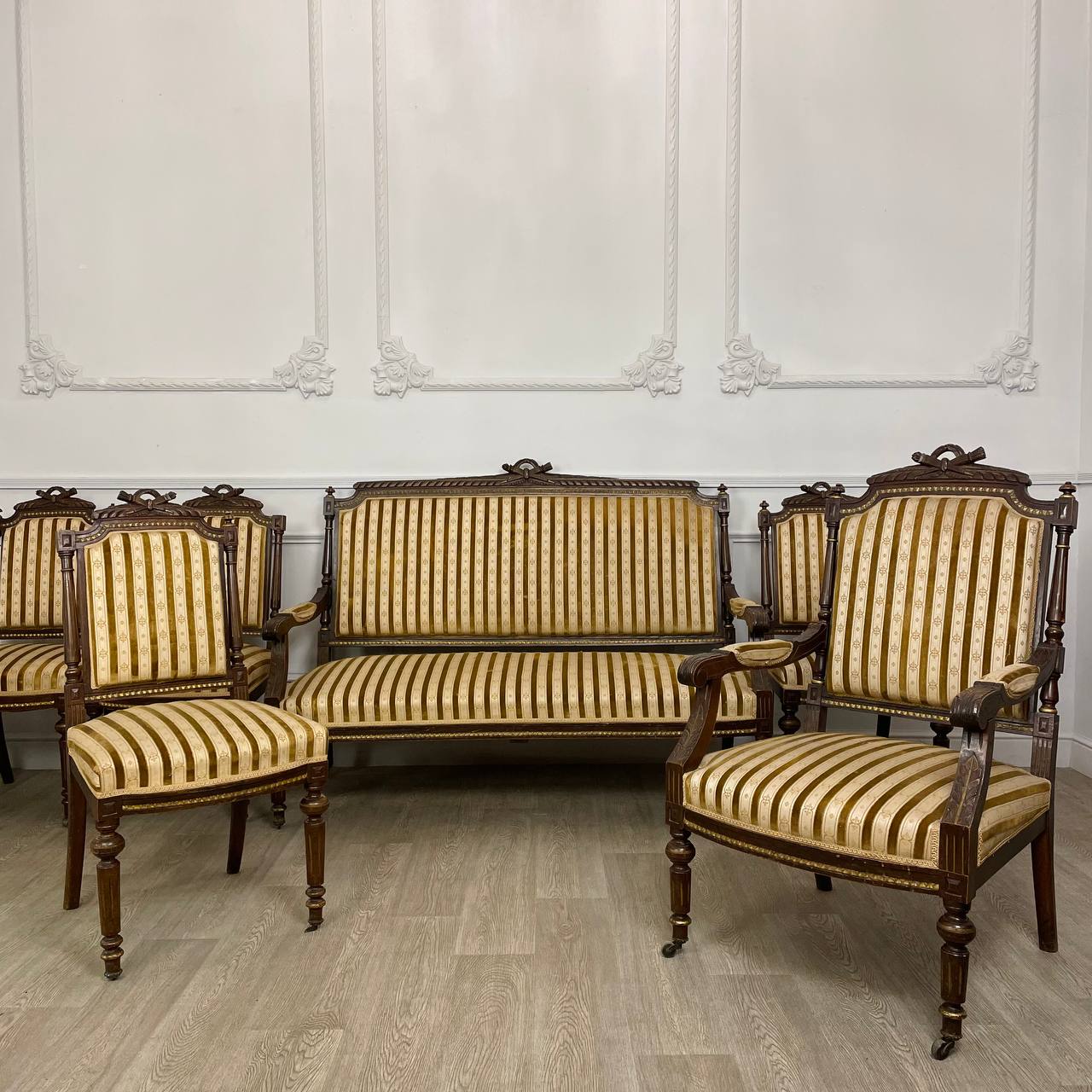 Антикварные диваны