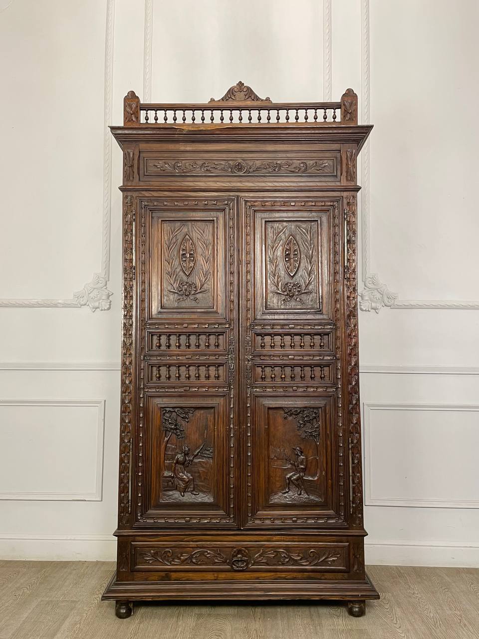 Антикварный платяной шкаф в бретонском стиле