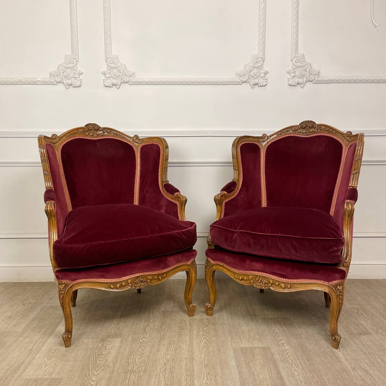 Роскошная пара антикварных кресел Бержер