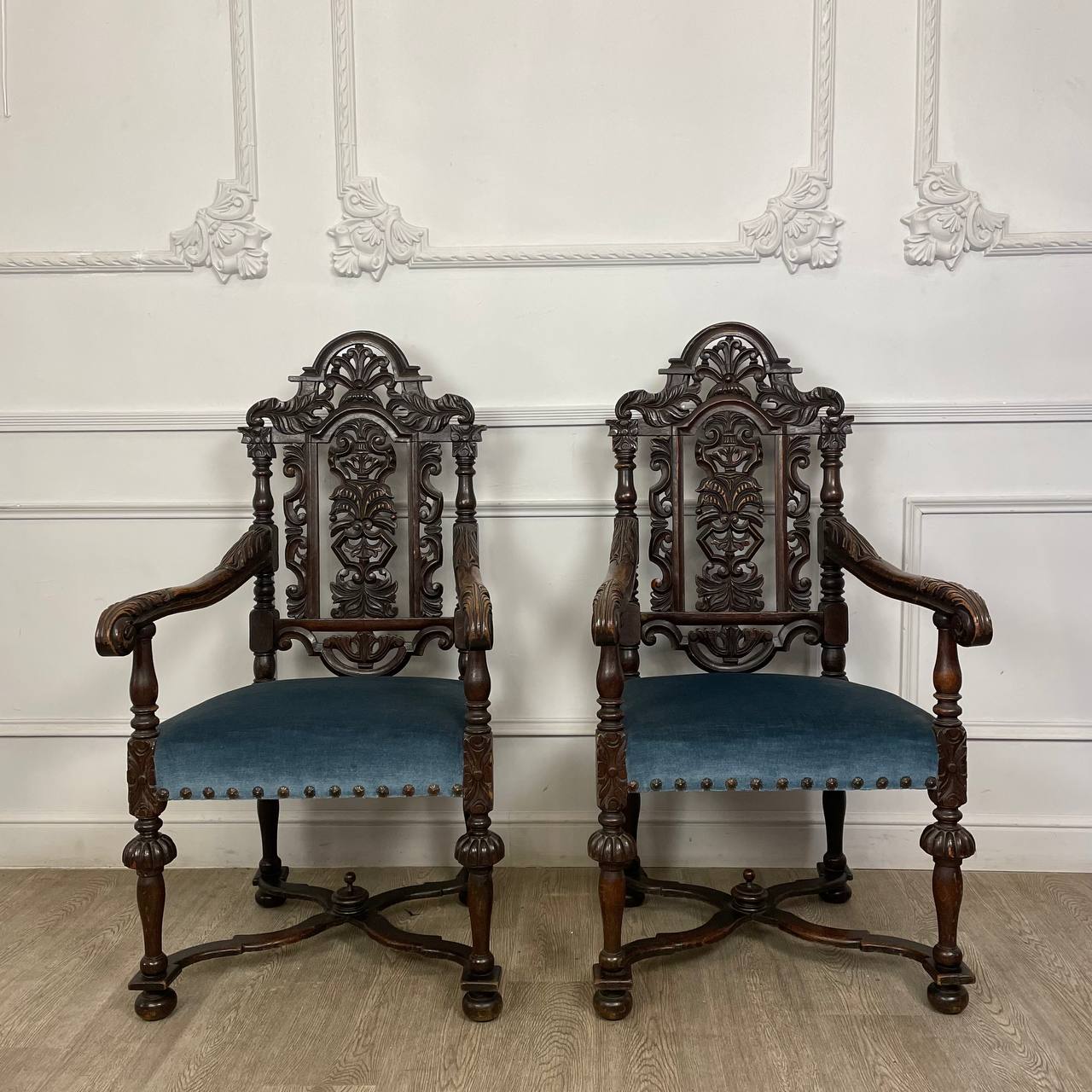 Пара антикварных кресел конца XIX века