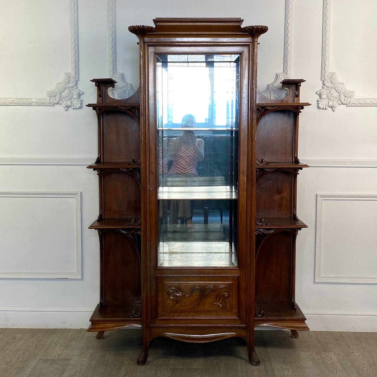 Антикварный шкаф-витрина