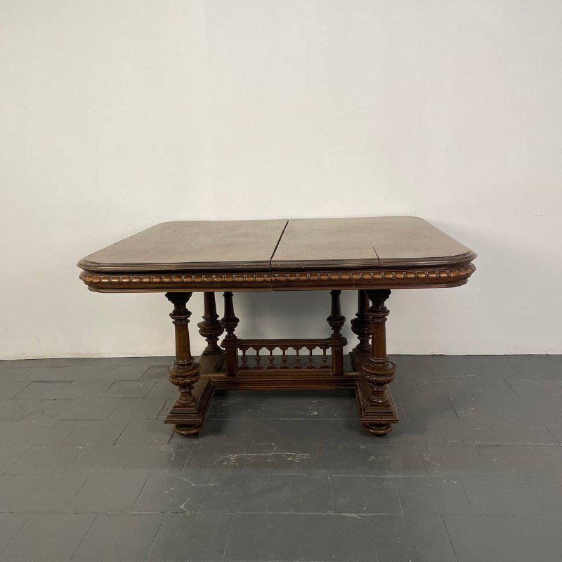 Антикварный обеденный стол