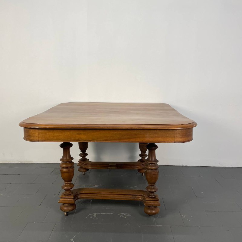 Антикварный обеденный стол