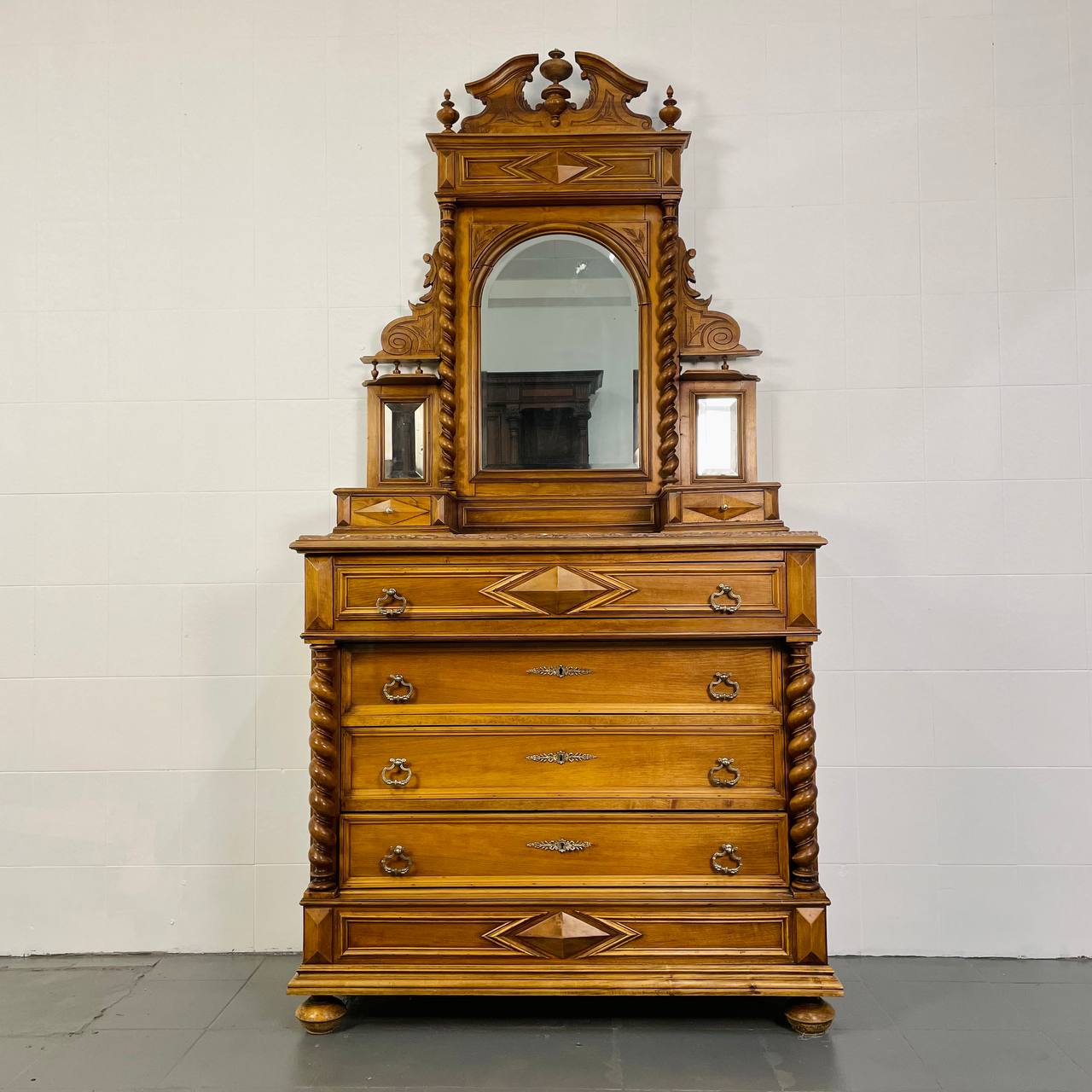 Антикварное трюмо