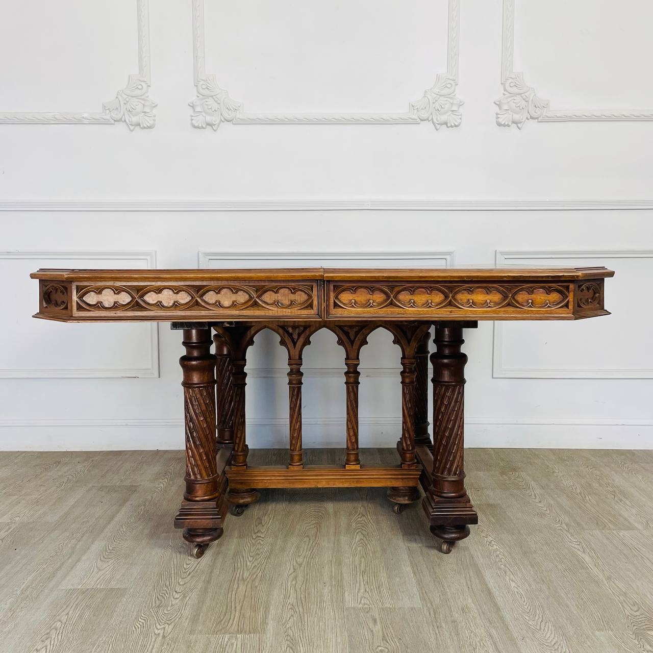 Антикварный обеденный стол