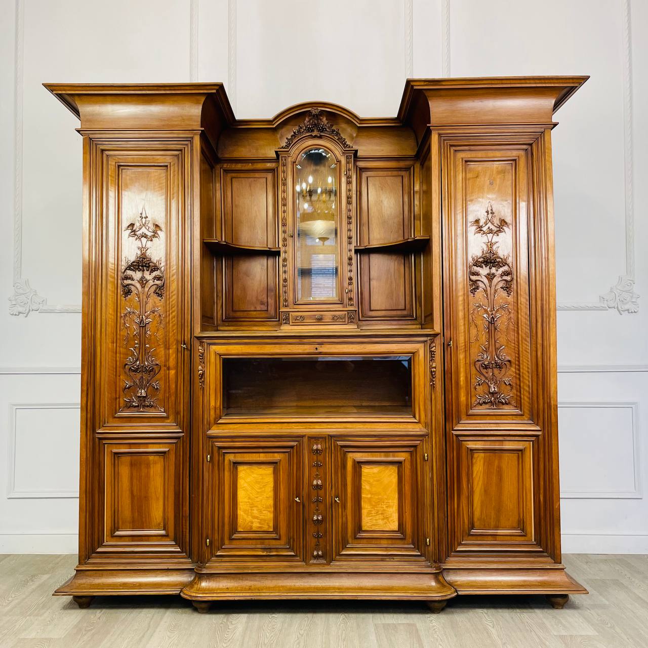 Большой антикварный буфет