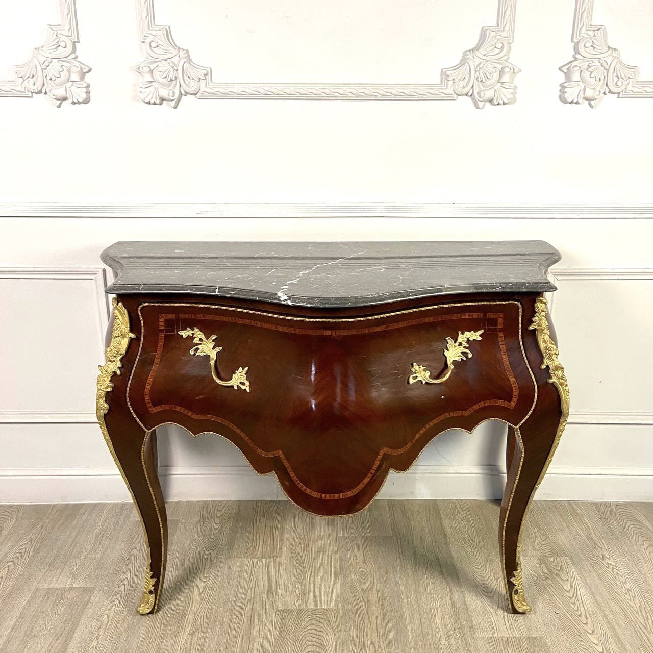 Антикварный комод в стиле Людовика ХV конца XIX века.